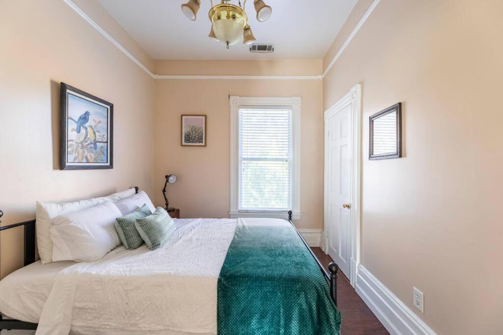 A+ 2 Bedroom Victorian Away From Сasa de vacaciones Sacramento