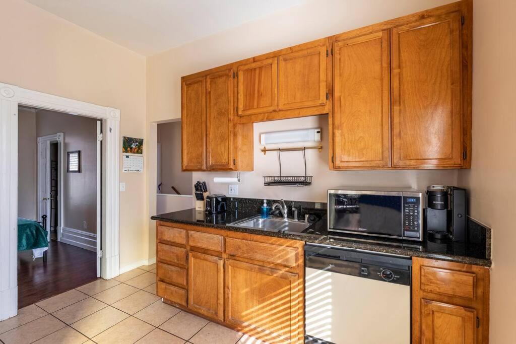 A+ 2 Bedroom Victorian Away From * Sacramento
