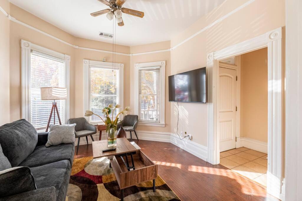 A+ 2 Bedroom Victorian Away From Hébergement de vacances Sacramento